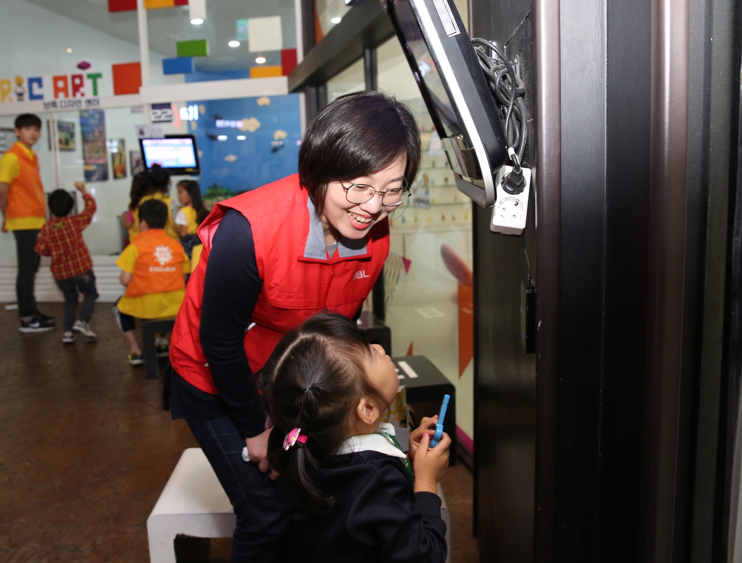 동명아동복지센터(서울시 관악구 봉천로) 아이들과 함께 놀이봉사 활동을 하고 있는 사진